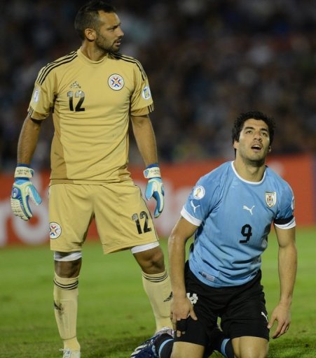 Uruguay's Luis Suarez (R), seen next to Paraguay's goalkeeper Diego Barreto, in Montevideo, on March 22, 2013 Uruguay's Luis Suarez (R), seen next to Paraguay's goalkeeper Diego Barreto, in Montevideo, on March 22, 2013