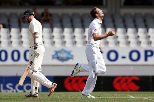 England's Steven Finn (R) celebrates the wicket of New Zealand's Peter Fulton, in Auckland, on March 23, 2013 England's Steven Finn (R) celebrates the wicket of New Zealand's Peter Fulton, in Auckland, on March 23, 2013