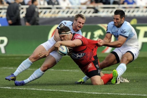RCToulon's hooker Jean-Charles Orioli (C) attemps to score a try on March 23, 2013 RCToulon's hooker Jean-Charles Orioli (C) attemps to score a try on March 23, 2013