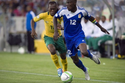 South Africa's Reneilwe Letsholonyane (L) fights for the ball with Manasse Enza-Yamissi of the CAR, March 23, 2013 South Africa's Reneilwe Letsholonyane (L) fights for the ball with Manasse Enza-Yamissi of the CAR, March 23, 2013