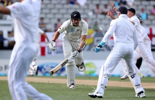 New Zealand's Peter Fulton (C) makes his ground for a single run, in Auckland, on March 24, 2013 New Zealand's Peter Fulton (C) makes his ground for a single run, in Auckland, on March 24, 2013