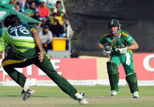 AB de Villiers (R) looks on as Mohammad Irfan (L) tries to catch him out in Benoni on March 24, 2013 AB de Villiers (R) looks on as Mohammad Irfan (L) tries to catch him out in Benoni on March 24, 2013