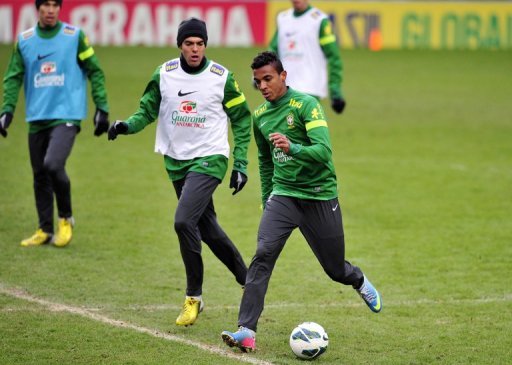 Brazil's Luiz Gustavo (R) and Kaka are pictured during a team training session at Stamford Bridge on March 24, 2013 Brazil's Luiz Gustavo (R) and Kaka are pictured during a team training session at Stamford Bridge on March 24, 2013