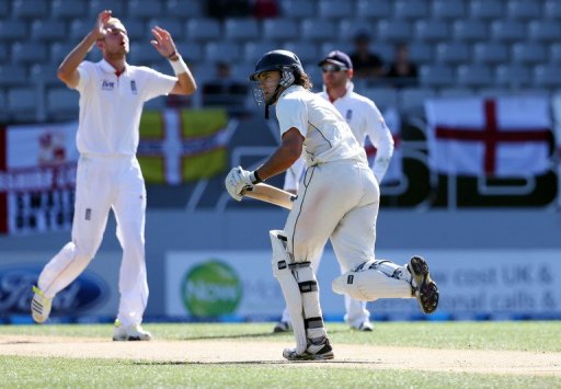 New Zealand's Dean Brownlie (front) and England's Stuart Broad (L) during their final Test on March 25, 2013 New Zealand's Dean Brownlie (front) and England's Stuart Broad (L) during their final Test on March 25, 2013
