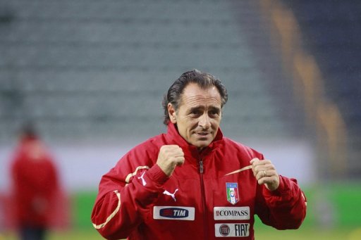 Italy coach Cesare Prandelli supervises a training session in Torshavn, on September 1, 2011 Italy coach Cesare Prandelli supervises a training session in Torshavn, on September 1, 2011