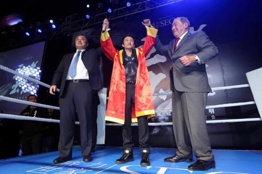 Zou Shiming (C) is pictured after signing with US promoter Bob Arum (R) during a ceremony in Beijing on January 23, 2013 Zou Shiming (C) is pictured after signing with US promoter Bob Arum (R) during a ceremony in Beijing on January 23, 2013