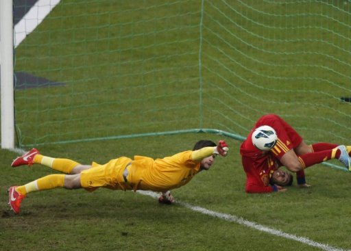 France goalkeeper Hugo Lloris (L) is unable to stop Spain forward Pedro scoring on March 26, 2013 France goalkeeper Hugo Lloris (L) is unable to stop Spain forward Pedro scoring on March 26, 2013