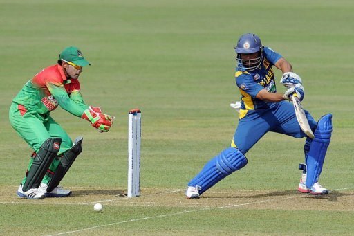 Sri Lanka's Tillakaratne Dilshan (R) plays a shot in the third Bangladesh ODI in Pallekele on March 28, 2013 Sri Lanka's Tillakaratne Dilshan (R) plays a shot in the third Bangladesh ODI in Pallekele on March 28, 2013
