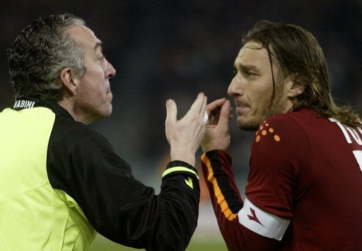 Francesco Totti (R) argues with the side referee during a Serie A match against Inter Milan on March 7, 2004 Francesco Totti (R) argues with the side referee during a Serie A match against Inter Milan on March 7, 2004