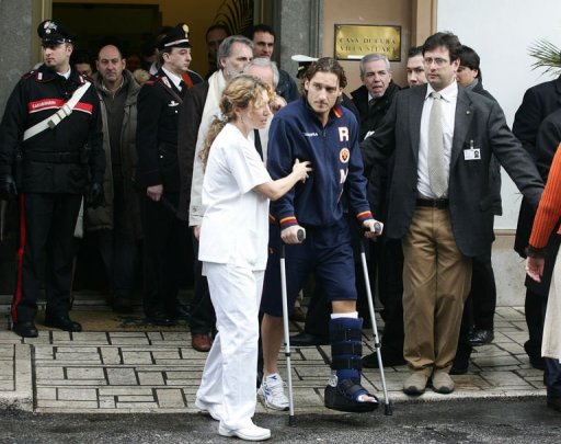 Francesco Totti (C) leaves the Villa Stuart hospital in Rome on February 22, 2006 Francesco Totti (C) leaves the Villa Stuart hospital in Rome on February 22, 2006