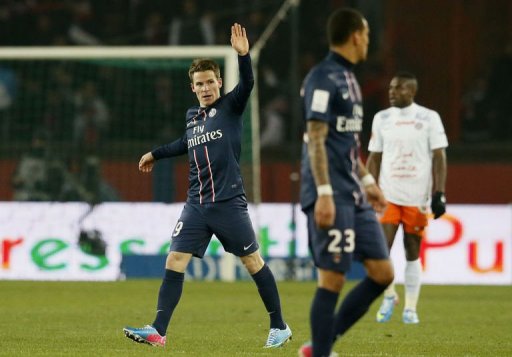 Paris Saint-Germain's forward Kevin Gameiro (L) celebrates after scoring in Paris on March 29, 2013 Paris Saint-Germain's forward Kevin Gameiro (L) celebrates after scoring in Paris on March 29, 2013