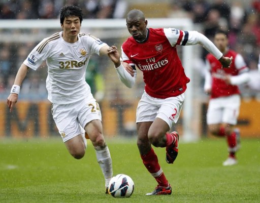 Swansea City midfielder Ki Sung-Yueng (L) tussles with Arsenal's Abou Diaby on March 16, 2013 Swansea City midfielder Ki Sung-Yueng (L) tussles with Arsenal's Abou Diaby on March 16, 2013