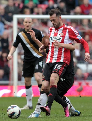 Sunderland striker Steven Fletcher holds off Fulham midfielder Steve Sidwell on March 2, 2013 Sunderland striker Steven Fletcher holds off Fulham midfielder Steve Sidwell on March 2, 2013