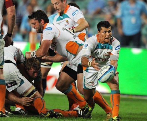 Tewis de Bruyn of the South African Central Cheetahs (R) throws out a pass in Sydney on March 19, 2011 Tewis de Bruyn of the South African Central Cheetahs (R) throws out a pass in Sydney on March 19, 2011