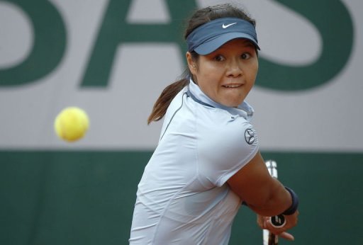 China's Li Na plays USA's Bethanie Mattek-Sands in the French Open second round in Paris on May 30, 2013 China's Li Na plays USA's Bethanie Mattek-Sands in the French Open second round in Paris on May 30, 2013