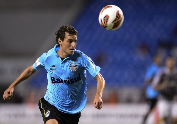 Elano strike lifts Gremio to fourth