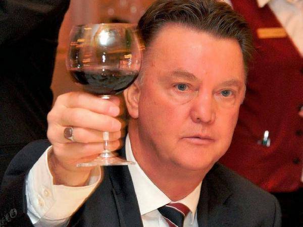 Louis Van Gaal celebrates win against Derby County with a bottle of wine