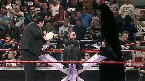 undertaker-stephanie-s-wedding-undertaker-29563807-500-280-1474296229-800.jpg