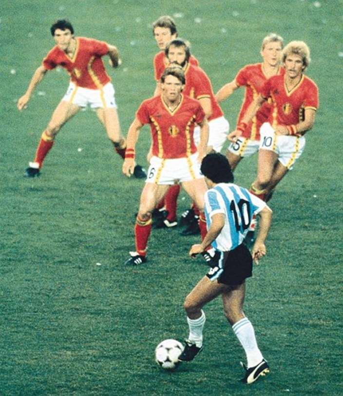 maradona-belgium-1479905482-800.jpg