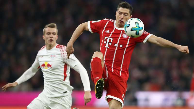 Lewandowski forced off for Bayern with suspected hamstring ...